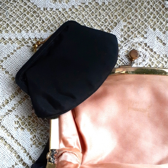 Vintage 40s black foldover clutch with kisslock clasp and rhinestone trim - Picture 8 of 9